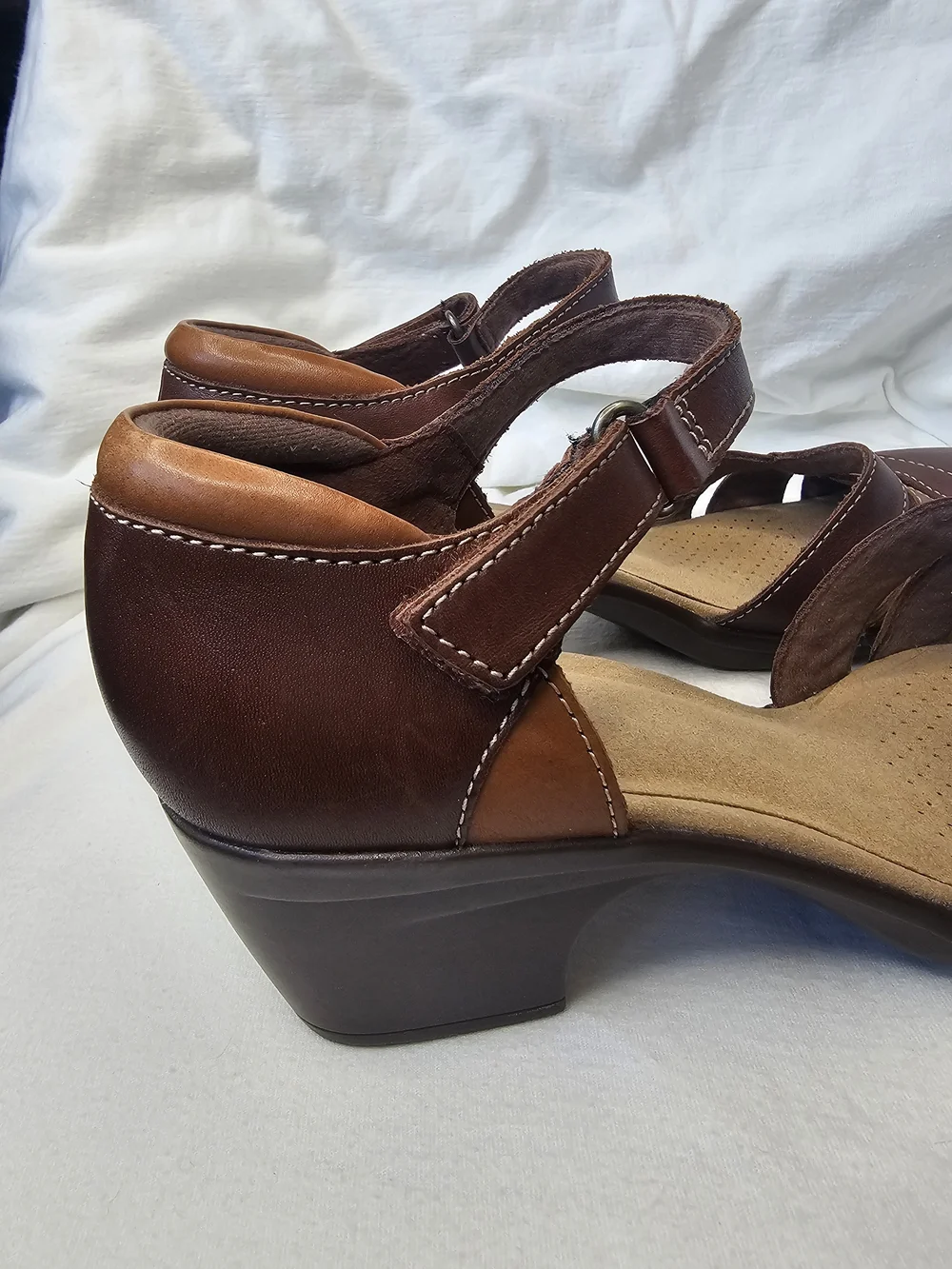 Clarks Emily Daisy Heels Two-tone Dark Tan Leather Design Low Heel Ankle Strap